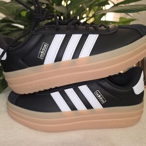 🌟🌟Adidas Black and White Sneakers with Gum Sole🌟🌟